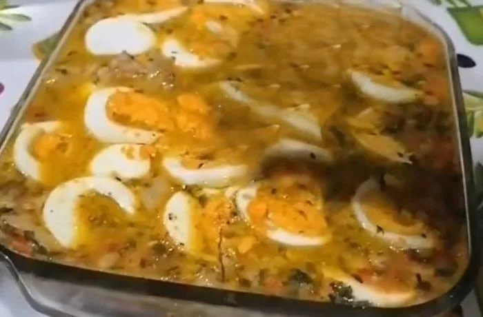 Receta de queso de patitas de pollo Queso de patitas de pollo chileno, con textura gelatinosa firme, zanahoria, cilantro y trozos de huevo duro visibles.