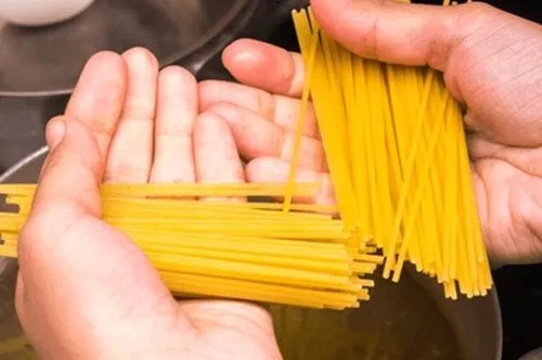 Fideos cabello de ángel quebrados, listos para añadir al caldillo de longaniza