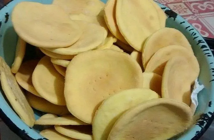 ¿Cómo hacer hojarascas sin gluten? Receta para alfajores chilenos sencilla y casera 1 Hojarascas sin gluten horneadas y apiladas, listas para ser rellenas con manjar para alfajores.