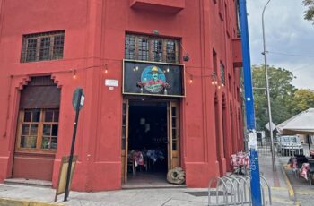 El Putamadre, el bar-restaurante con alma de peña folclórica en el Barrio Yungay de Santiago El Putamadre, el bar-restaurante con alma de peña folclórica en el Barrio Yungay de Santiago