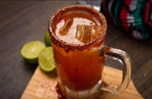 Recetas chilenas: platos típicos y tradicionales de Chile 111 michelada chilena con limón y sal en vaso escarchado