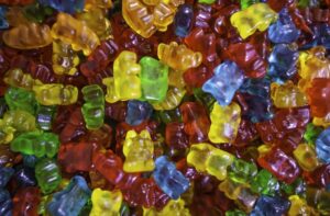 Recetas chilenas: platos típicos y tradicionales de Chile 112 Gomitas de colores con petrocolorantes artificiales — regulación en Chile 2026