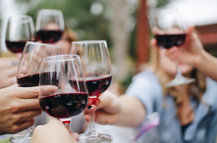 Cuatro restaurantes chilenos reciben el Wine Spectator Award of Excellence 2026 1 Copas de vino en restaurante chileno premiado por Wine Spectator 2026
