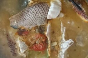 Recetas chilenas: platos típicos y tradicionales de Chile 23 Caldillo de pejeperro chileno servido en un plato hondo de greda, con pescado, papas y perejil.