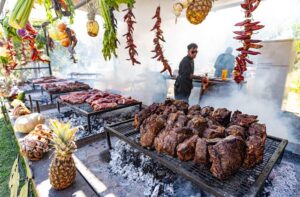 Cortes de carne y embutidos en la parrilla para el asado de Fiestas Patrias