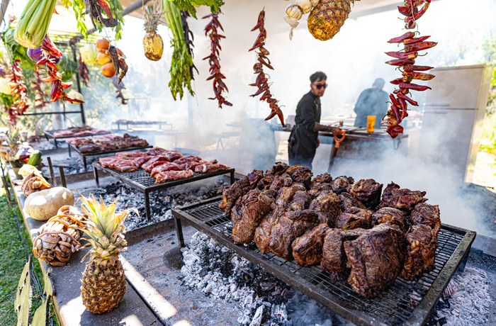 Fiestas Patrias, las claves de un parrillero para elegir los cortes y preparar un buen asado 1 Cortes de carne y embutidos en la parrilla para el asado de Fiestas Patrias