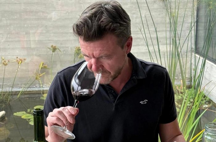 Alistair Cooper MW lanza en digital la nueva Guía Catad'Or 2026 y corona a Almaviva como mejor vino tinto de Chile 1 Alistair Cooper MW catando vino chileno para la Guía Catad'Or 2026
