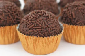 Brigadeiros de chocolate cubiertos con fideos de chocolate en pirotines, receta brasileña casera