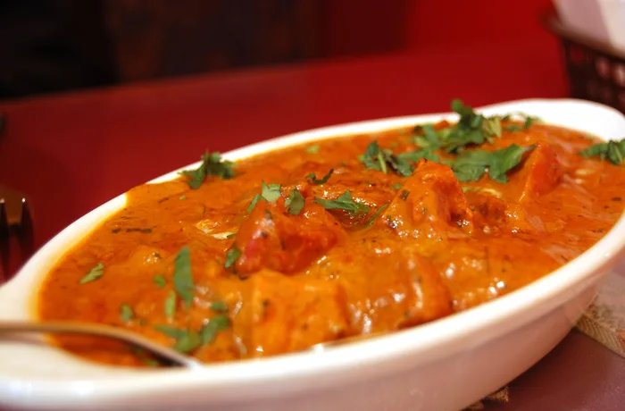 Butter chicken Butter chicken o pollo a la mantequilla con arroz basmati, receta india casera