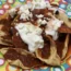 ¿Cómo hacer chilaquiles? Receta de chilaquiles rojos con crema y queso