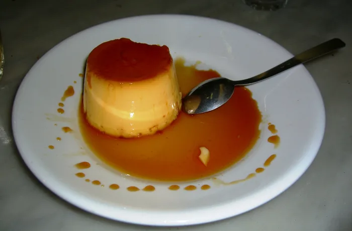 Crema volteada casera desmoldada con caramelo, receta chilena