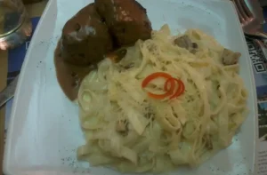Fetuccini a la huancaína con salsa de ají amarillo y huevo duro, receta peruana casera
