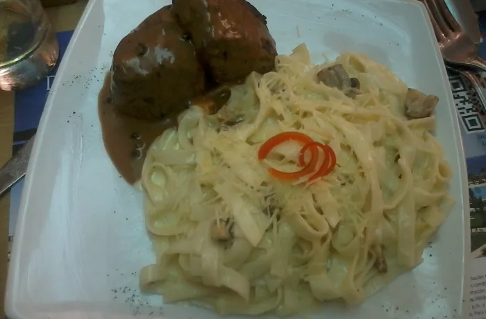 Fetuccini a la huancaína Fetuccini a la huancaína con salsa de ají amarillo y huevo duro, receta peruana casera