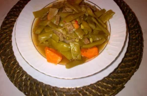 Recetas chilenas: platos típicos y tradicionales de Chile 31 Guiso de porotos verdes con papas y huevo servido en plato hondo, receta chilena campesina