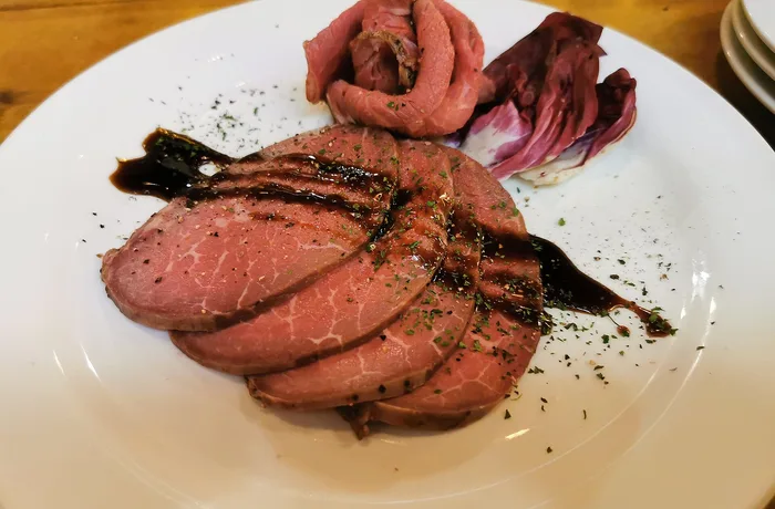 Lomo vetado al horno Lomo vetado al horno cortado en rebanadas rosadas, receta chilena para fin de año