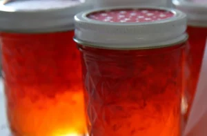 Mermelada de pimentón rojo en frasco junto a quesos, receta chilena casera