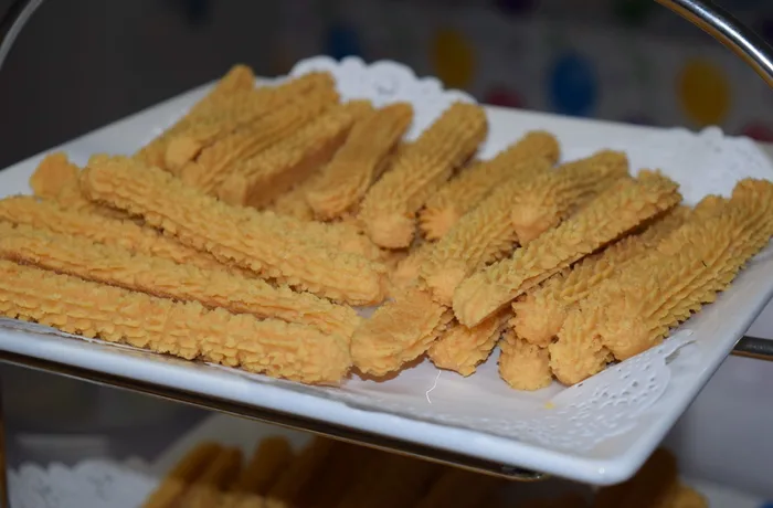 Palitos de queso Palitos de queso al horno dorados y crujientes, receta casera para cóctel