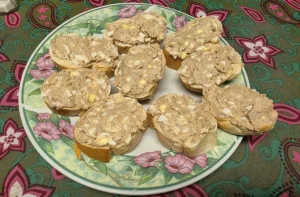 Pastas para canapés untadas sobre pan de molde, receta chilena para cóctel