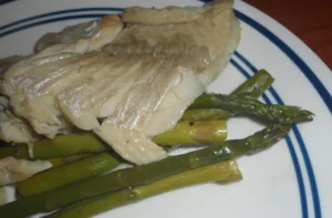 Recetas chilenas: platos típicos y tradicionales de Chile 28 Pescado al horno con papas y verduras en fuente, receta chilena casera
