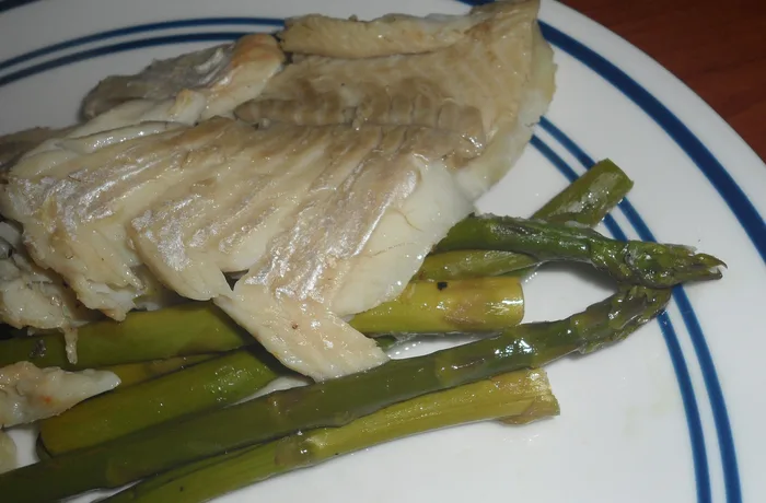 Pescado al horno Pescado al horno con papas y verduras en fuente, receta chilena casera