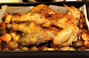 Recetas chilenas: platos típicos y tradicionales de Chile 27 Pollo al horno con papas doradas en fuente, receta chilena casera