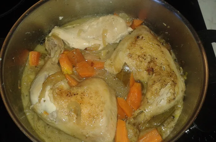 Pollo escabechado Pollo escabechado con cebolla y zanahoria en su líquido, receta chilena casera