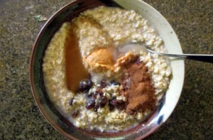 Plato de porridge de avena con plátano y arándanos, receta de avena cocida con leche