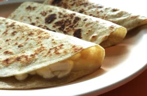 Quesadillas de pollo y queso cortadas en triángulos, receta mexicana casera