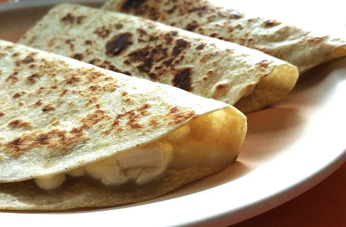 Quesadillas Quesadillas de pollo y queso cortadas en triángulos, receta mexicana casera