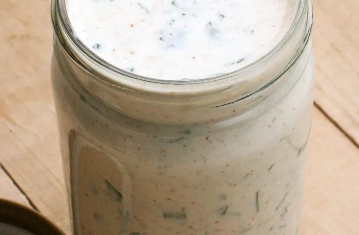 Salsa ranch casera en pocillo con hierbas frescas, receta fácil del aderezo