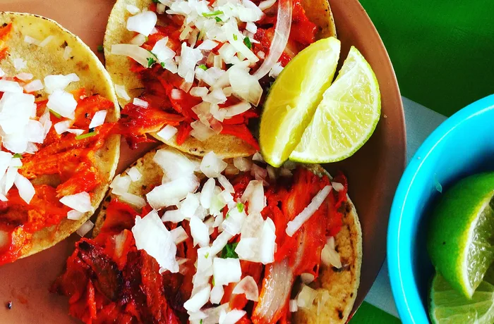 Tacos al pastor caseros con piña, cebolla y cilantro, receta mexicana en casa