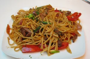 Recetas chilenas: platos típicos y tradicionales de Chile 25 Tallarín saltado de carne con cebolla morada, tomate y cebollín, receta chifa peruana