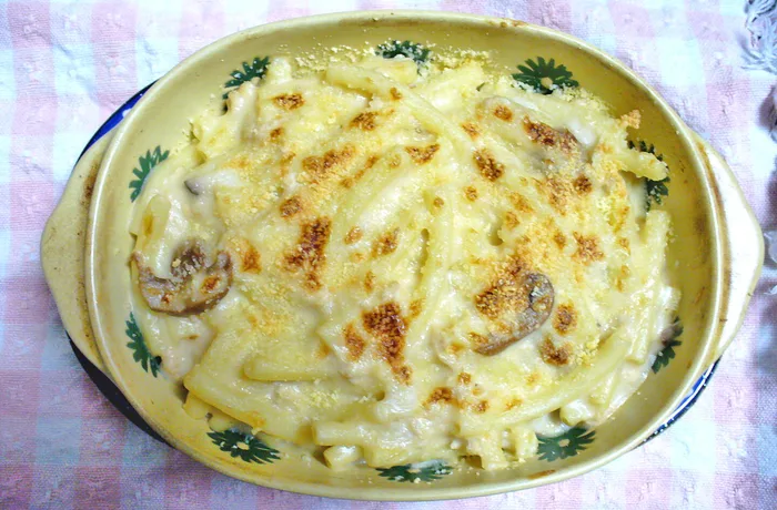 Tallarines bontú gratinados con jamón y champiñones, receta chilena casera