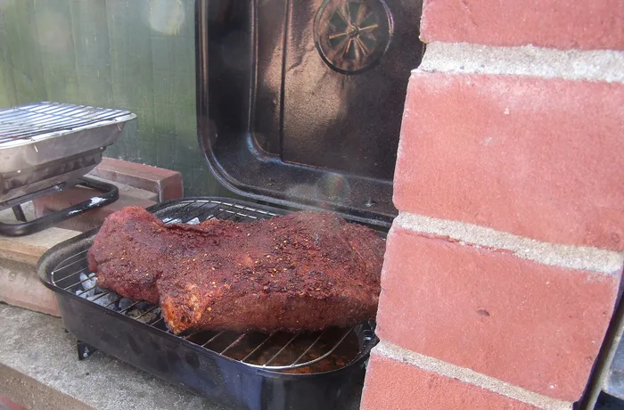 Tapapecho a la parrilla Tapapecho a la parrilla cortado en rebanadas con costra oscura, receta chilena a fuego indirecto