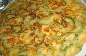 Tortilla de zapallo italiano dorada en sartén, receta chilena casera